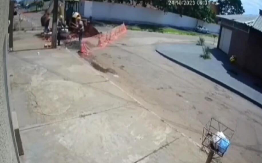 Homem cai em vala após ser atingido por retroescavadeira em Trindade 1 4d4847d8 vala trindade 915x570 1
