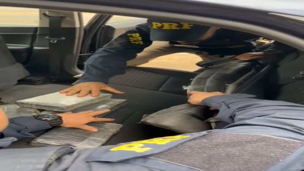 PRF apreende 6 kg de cocaína escondidos em banco de carro na BR-060, em Goiás 3 PRF