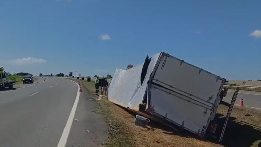 Caminhão Carregado Com Cigarros Contrabandeados Tomba em Goiás e Carga é Saqueada 9 Imagem Divulgação PRF
