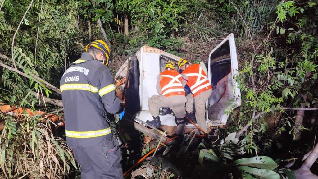 Acidente na Serra da Mitolândia: Bombeiros de Mineiros Resgatam Vítimas de Tombamento de Veículo 8 CBMGO