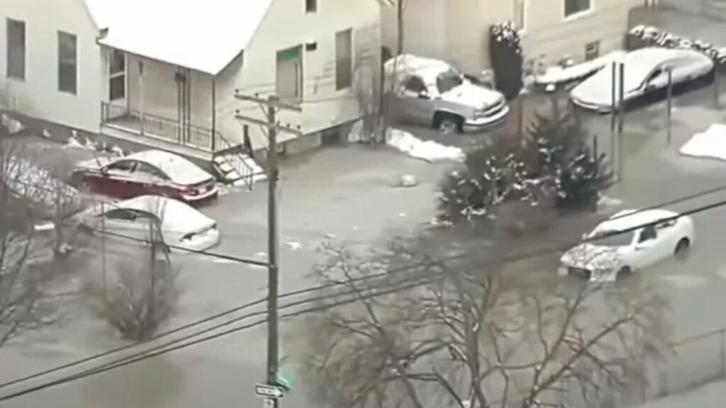 Alagamentos e frio extremo congela carros em Seatle. Moradores relatam semelhanças com produção cinematográfica 2 carros sao congelados em bairro de detroit 1740150029996 v2 900x506.jpg