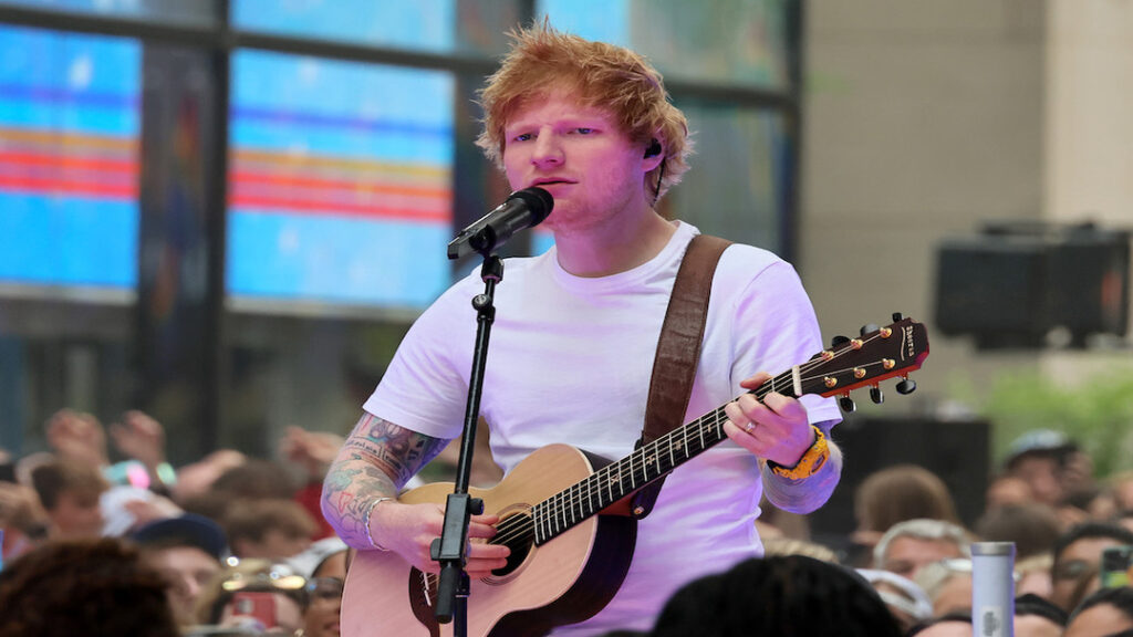 Ed Sheeran tem apresentação de rua interrompida por policial na Índia; vídeo 10 ed shereran 1