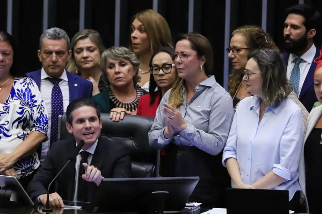 Confusão marca sessão ordinária na Câmara dos Deputados e provoca bronca do presidente Hugo Motta 9 lula2762 2 1