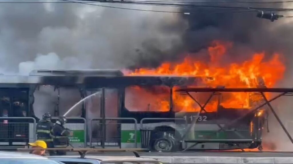 Avião cai e deixa dois mortos e feridos em São Paulo 1 Avião cai e onibus pega fogo