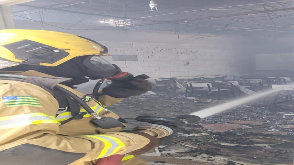 Corpo de Bombeiros combate incêndio em colégio no Bairro Parque Oeste Industrial 12 WhatsApp Image 2025 03 11 at 17.06.35 1 1