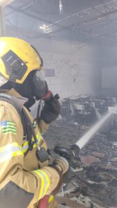Corpo de Bombeiros combate incêndio em colégio no Bairro Parque Oeste Industrial 2 WhatsApp Image 2025 03 11 at 17.06.35 1
