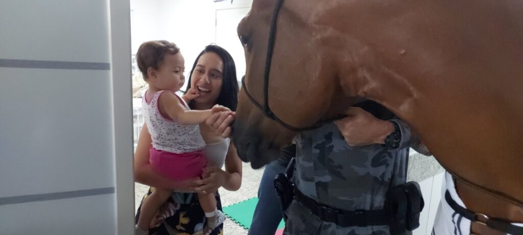 HMAP Adota Equoterapia com Égua da PM-GO para Auxiliar no Tratamento de Pacientes 1 WhatsApp Image 2025 03 26 at 10.58.18
