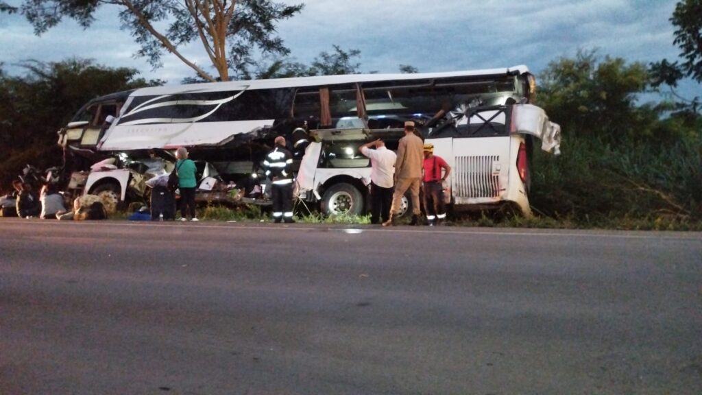 Acidente Grave na BR-020 em Alvorada do Norte Deixa Uma Vítima Fatal e Dois Feridos 2 acidente 3