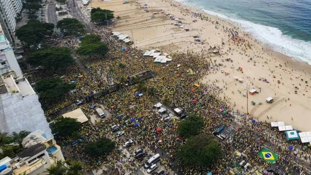 Bolsonaro reúne apoiadores em manifestação em Copacabana 5 drone1 3