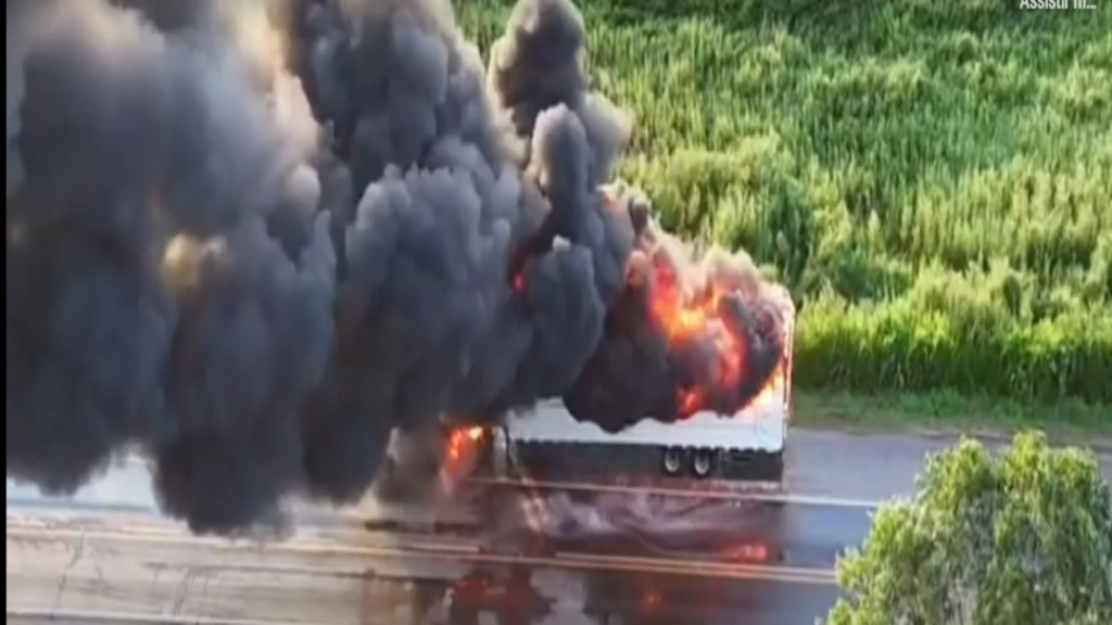 Incêndio em Carreta Carregada com Geladeiras Interdita BR-153 em Nova Glória (GO) 1 image 2025 03 17T081610.516 1