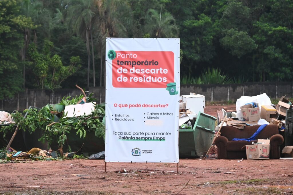 Prefeito Sandro Mabel Inaugura Oito Pontos Provisórios para Descarte de Resíduos 1 image 49