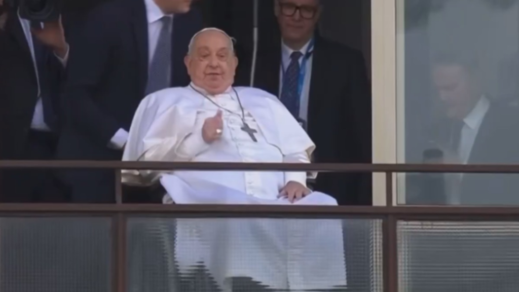 Papa Francisco Recebe Alta Após 37 Dias de Internação 8 Papa Francisco acena da janela