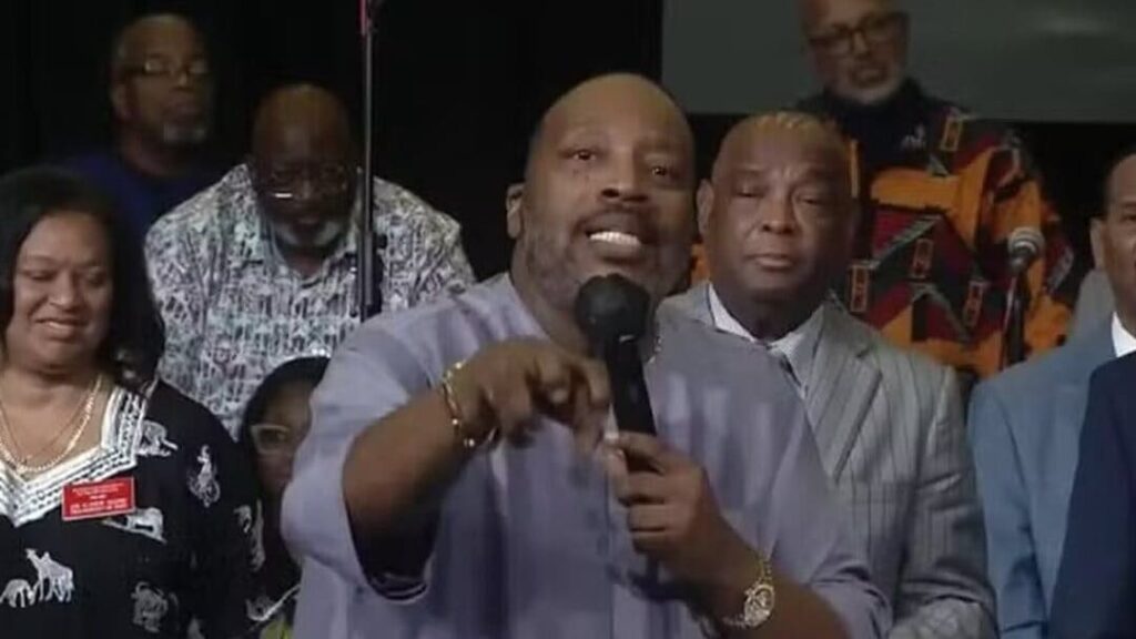 Pastor É Acusado de Forçar Fiéis a Doar Grandes Quantias Durante Culto 3 pastor igreja reproducao youtube widexl 4