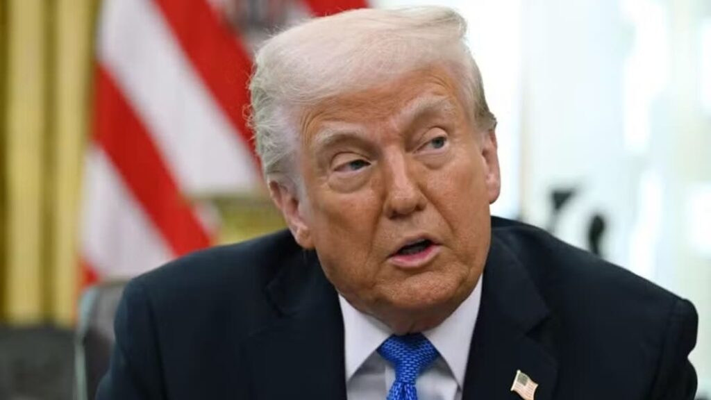 Trump Anuncia Novas Tarifas no “Dia da Libertação” e Gera Expectativas no Mercado Global 5 110430824 us president donald trump speaks during an event in the oval office of the white house 1