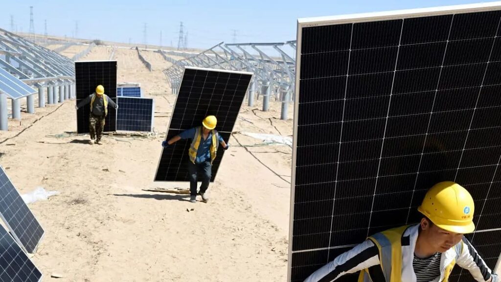 EUA Impõem Tarifas de Até 3.521% sobre Painéis Solares do Sudeste Asiático 7 2025 04 15T095440Z 1612248117 RC2IXDALB701 RTRMADP 3 CHINA ENERGY 3