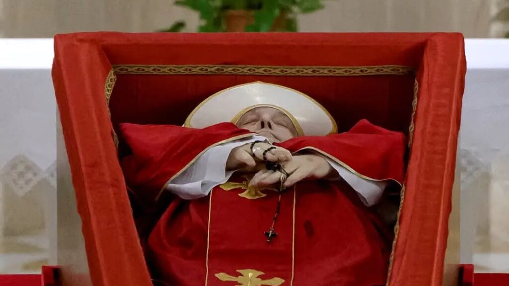 Papa Francisco: O Último Adeus ao Pontífice da Simplicidade 10 2025 04 22T072628Z 476870305 RC2I2EA1R6T2 RTRMADP 3 POPE FRANCIS