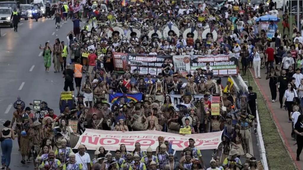 Tensão em Brasília: protesto indígena é contido com gás pela Polícia Legislativa 2 54444107025 acf0e5e631 c.jpg 3