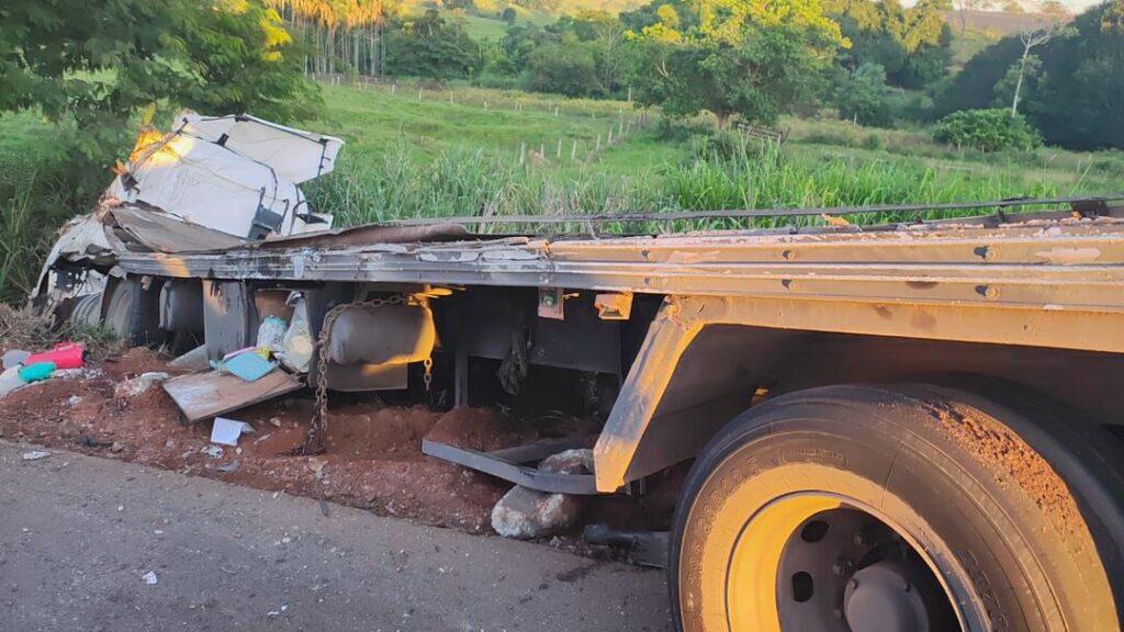 Caminhão Carregado de Palmito Tomba na BR-153 em Morrinhos e Interdita Rodovia 9 WhatsApp Image 2025 04 02 at 11.36.23 1