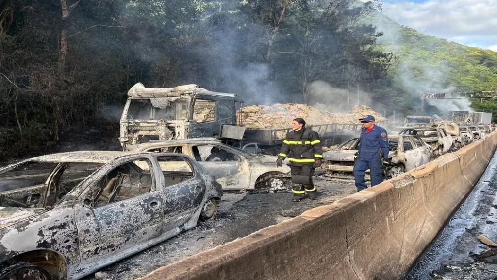 Caminhão Tomba e Explode em SC, Deixando Cinco Feridos e Atingindo Vários Veículos 5 image 2025 04 07T105653.163 1
