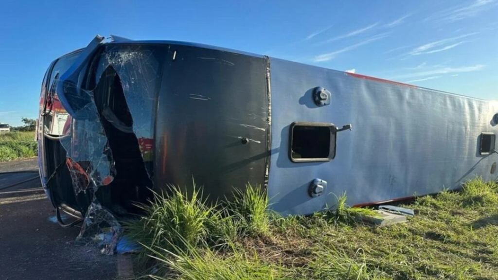 Ônibus de Goiás Tomba em Minas Gerais, Deixando 10 Mortos e 18 Feridos 4 image 2025 04 08T115347.603 1