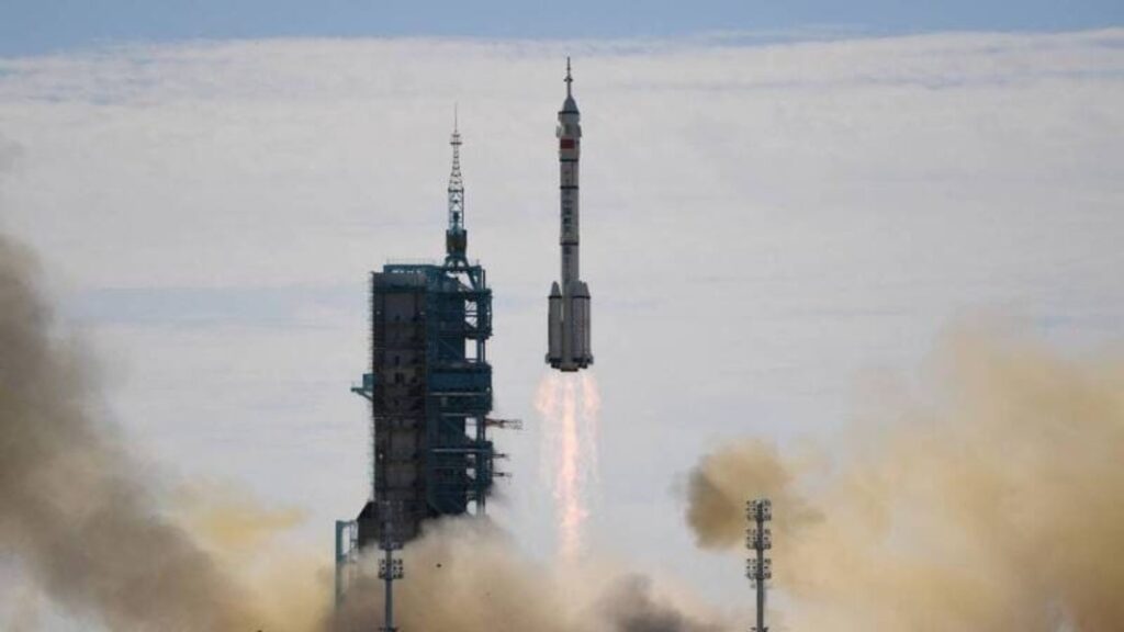 China Se Prepara para Lançamento da Missão Espacial Tripulada Shenzhou-20 1 China envia missão tripulada ao espaço