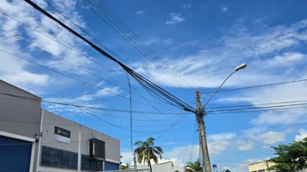 114 Empresas de Telecomunicação São Autuadas Por Fios Soltos 3 Fios soltos autuação
