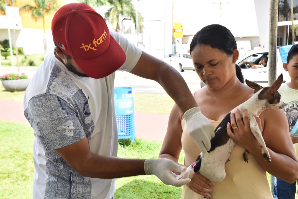 Prefeitura de Aparecida de Goiânia intensifica vacinação antirrábica com ação itinerante 5 whatsapp image 2025 04 04 at 15 47 01