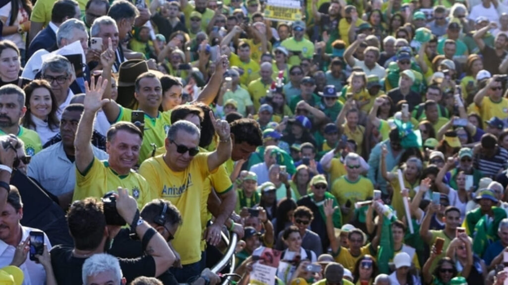 Bolsonaro Retorna às Ruas Após Cirurgia e Reforça Apoio à Anistia dos Envolvidos nos Atos de 8 de Janeiro 11 7f5d0bd5daef0b071d258df8291d98fd 1