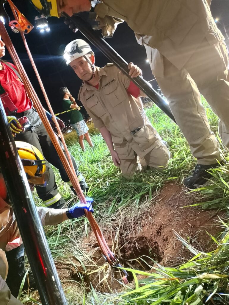Bombeiros Resgatam Idoso que Caiu em Poço de Inspeção de Esgoto em Goiânia 2 WhatsApp Image 2025 05 11 at 11.40.08