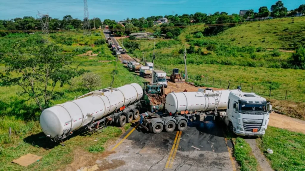 Carreta Tomba e Derrama Diesel, Contaminando Ponto de Captação de Água em Senador Canedo 5 Carreta tomba