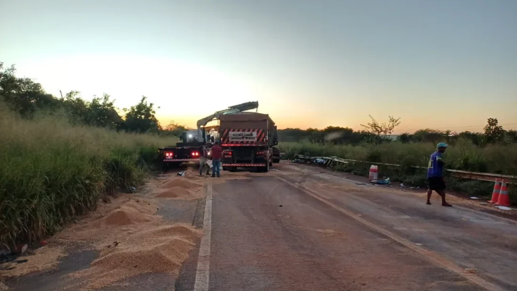 Colisão Entre Quatro Caminhões Mata Homem de 35 Anos na BR-452 1 Colisão caminhões