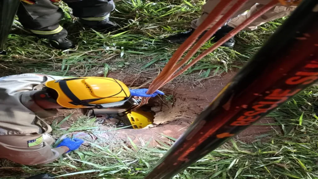 Bombeiros Resgatam Idoso que Caiu em Poço de Inspeção de Esgoto em Goiânia 1 Bombeiros resgatam idoso de poço