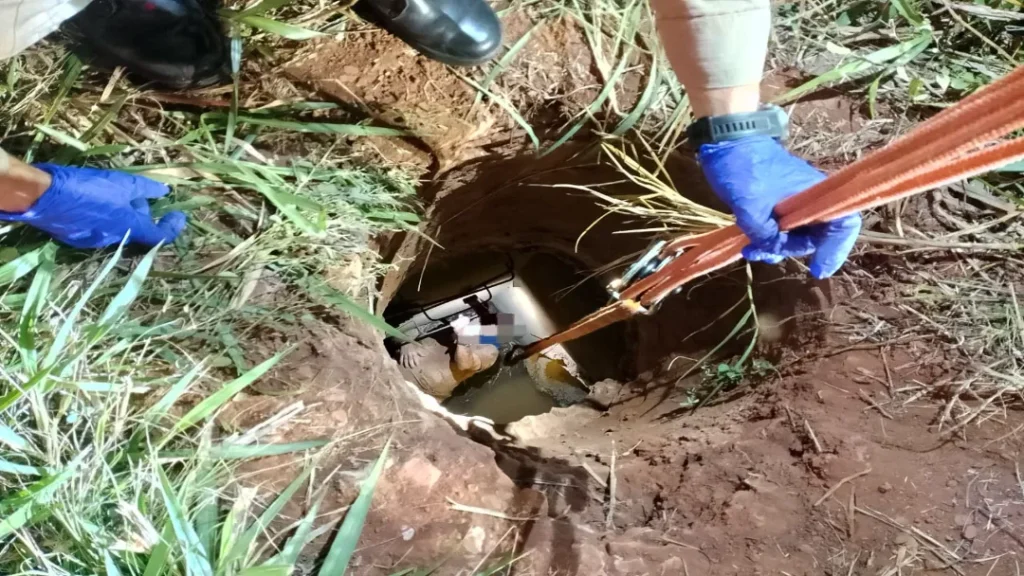 Bombeiros Resgatam Idoso que Caiu em Poço de Inspeção de Esgoto em Goiânia 10 Bombeiros resgata idoso de posto