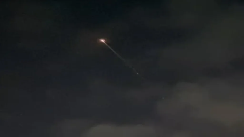 "Bola de Fogo" no Céu do Brasil: Reentrada de Foguete da SpaceX Chama Atenção 1 Bolo de fogo no céu / Lixo espacial da SPACEX