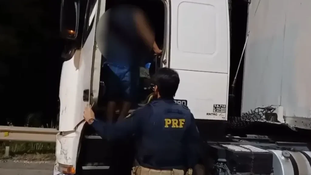 Caminhoneiro é Detido por Esconder Placa do Caminhão com Cartão de Crédito 1 prf