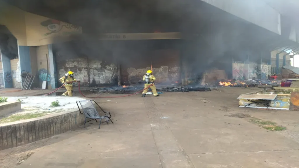 Incêndio Atinge Ginásio de Esportes no Setor Campinas, em Goiânia 8 Incêndio atinge Ginásio de Esportes no Setor Campinas