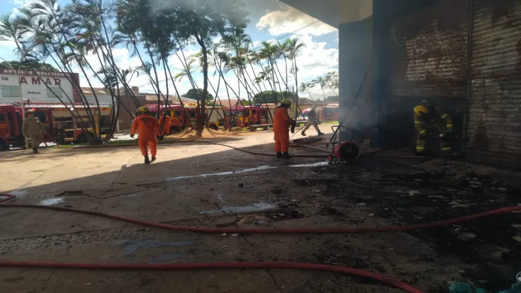 Incêndio Atinge Ginásio de Esportes no Setor Campinas, em Goiânia 2 Incêndio atinge Ginásio de Esportes