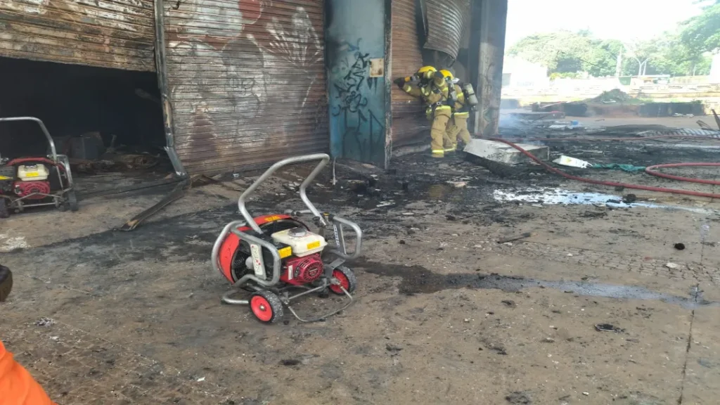 Incêndio Atinge Ginásio de Esportes no Setor Campinas, em Goiânia 1 Incêndio atinge Ginásio de Esportes