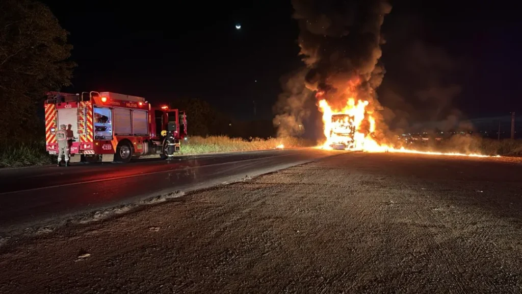 Bombeiros de Rio Verde Combatem Incêndio em ônibus na BR-060 1 Bombeiros de Rio Verde combatem incêndio em ônibus na BR-060