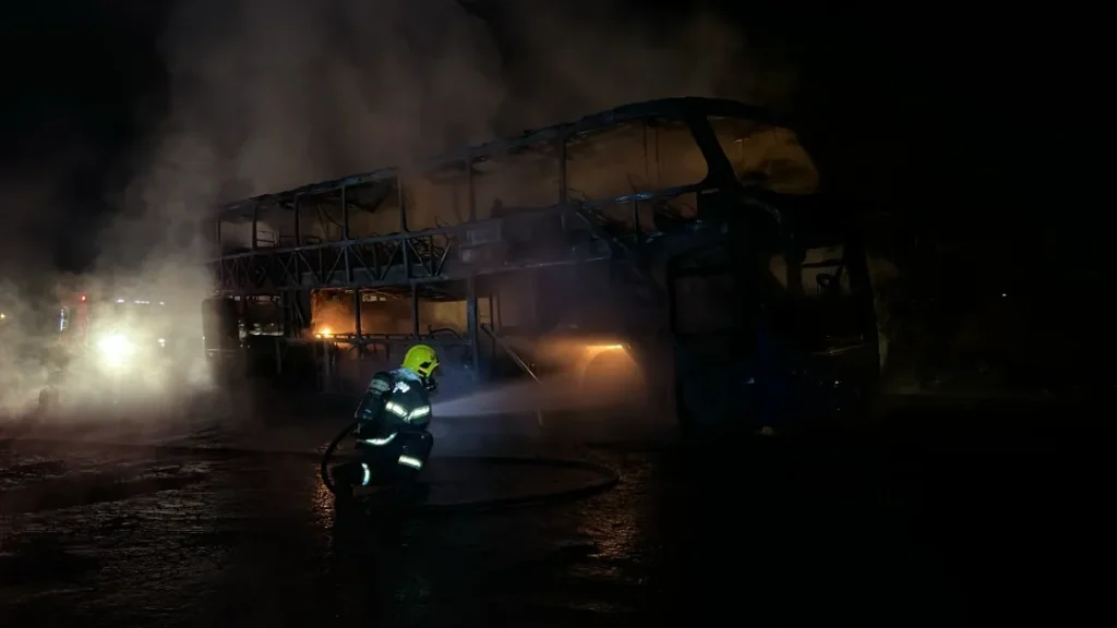 Bombeiros de Rio Verde Combatem Incêndio em ônibus na BR-060 5 Bombeiros de Rio Verde combatem incêndio em ônibus na BR-060