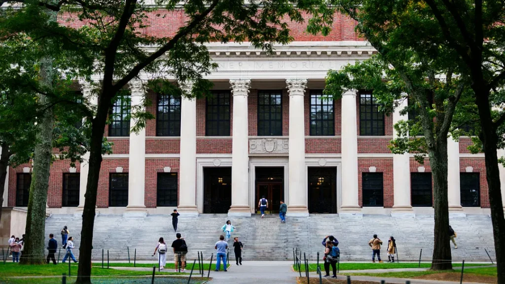 Universidade Harvard Entra Com Ação Judicial Contra Governo Trump Por Proibição de Matrícula a Estudantes Estrangeiros 7 Universidade Harvard entra com ação judicial contra governo Trump