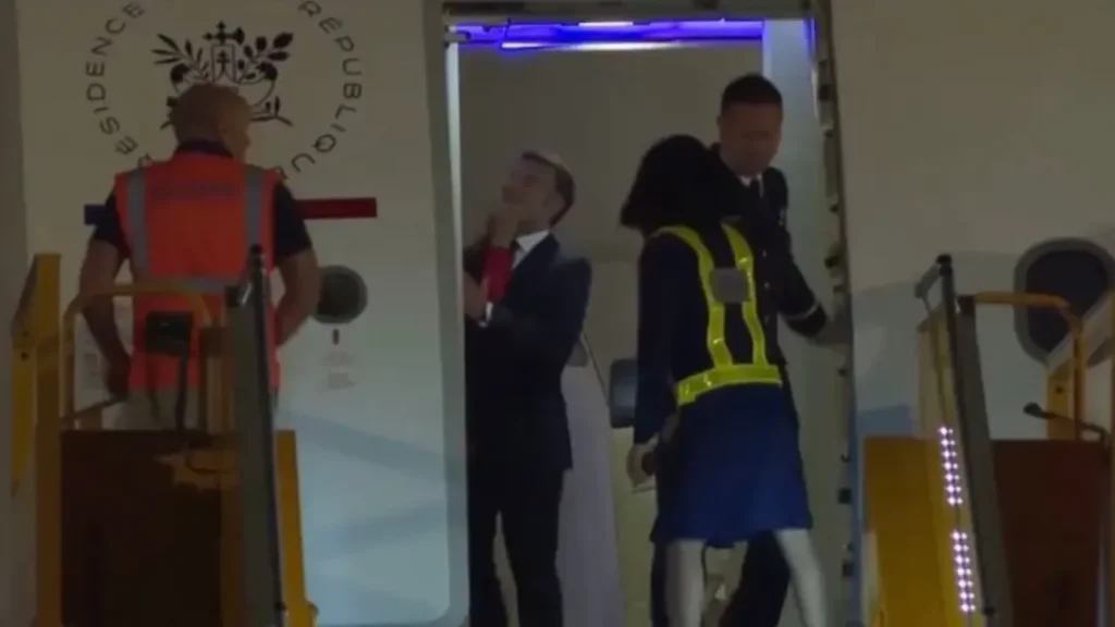 Primeira-Dama Brigitte Macron Dá Tapa No Rosto Do Presidente Emmanuel Macron Durante Desembarque No Vietnã; 3 Primeira-dama Brigitte Macron dá tapa no rosto do presidente Emmanuel Macron