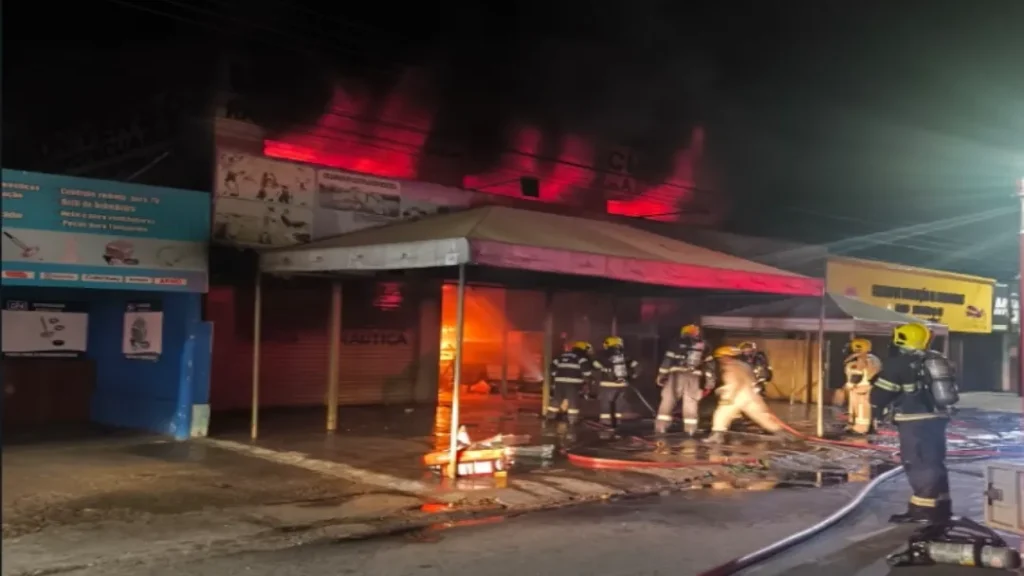 Incêndio Destrói Loja Agropecuária em Trindade 7 Incendio destrói loja agropecuária em Trindade