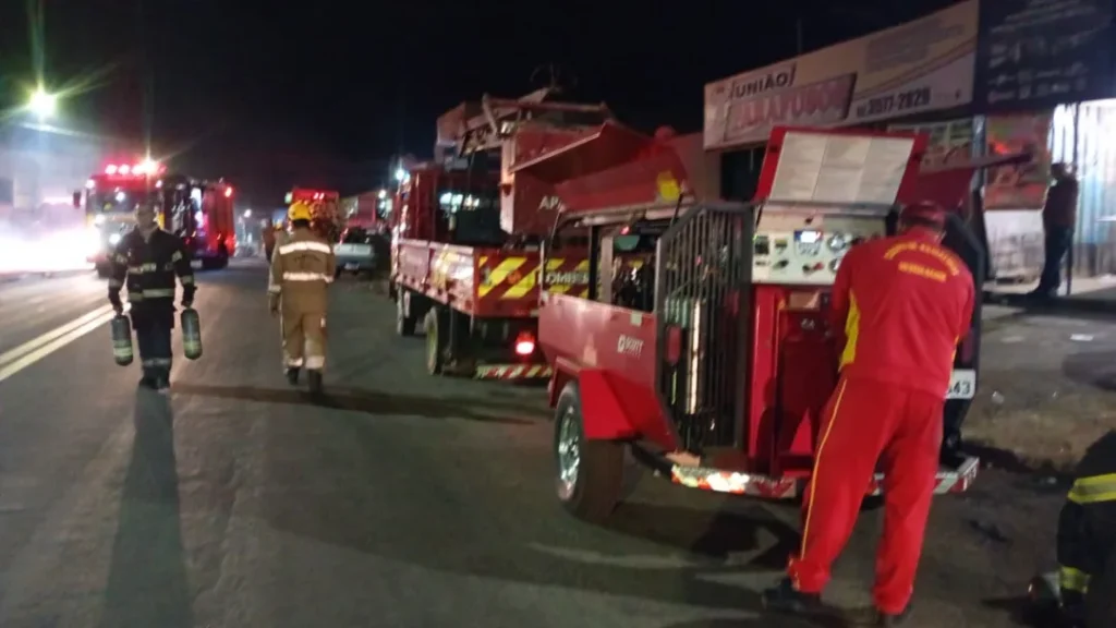 Incêndio Destrói Loja Agropecuária em Trindade 1 Foto incêndio - Reprodução CBMGO