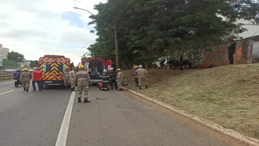 Quatro Pessoas Ficam Feridas Após Carro Sair da Pista e Bater em Árvore na Marginal Botafogo 1 Imagem do acidente reprodução CBMGO