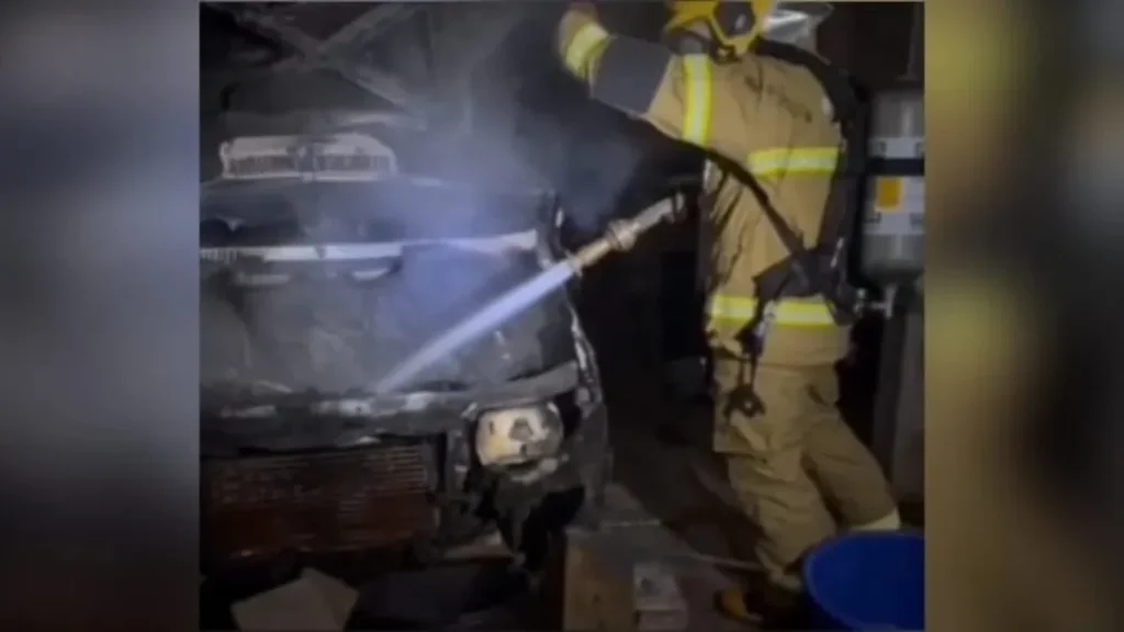 Homem Incendeia Carro e Tranca Família em Casa Após Pedido de Divórcio 3 Homem incendeia casa