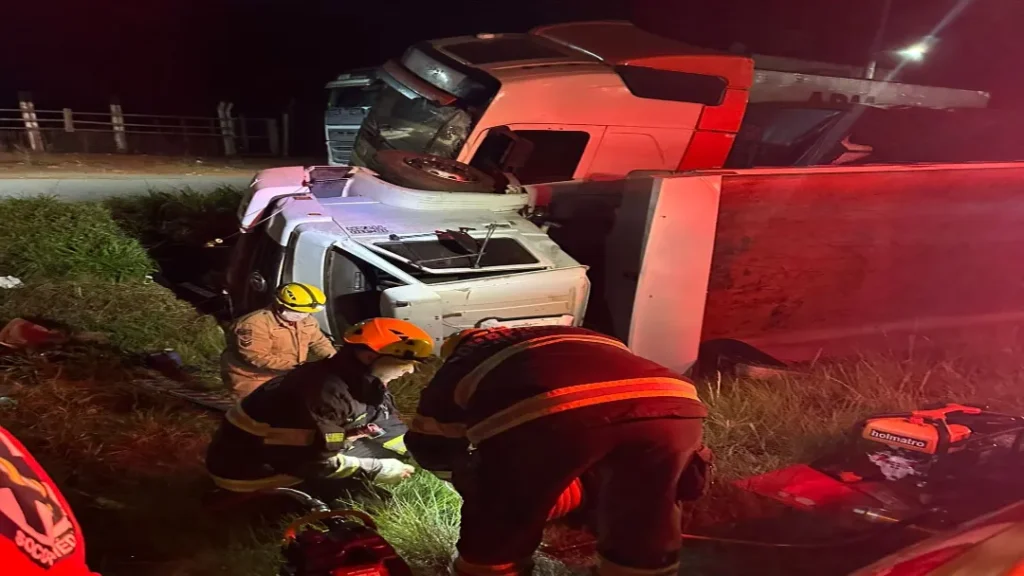 Bombeiros Realizam Resgate em Grave Acidente Envolvendo Dois Caminhões na BR-153, em Morrinhos 4 Acidente BR-153