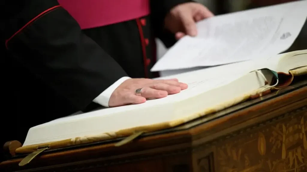 Cardeais Iniciam Reclusão para Conclave Histórico que Elegerá o Novo Papa 4 Cardeais entram em reclusão