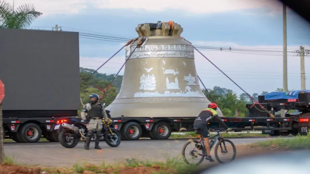 Trindade celebra chegada do Vox Patris, o maior sino de badalo do mundo, em evento marcado por fé e comoção 3 imagem 1 1