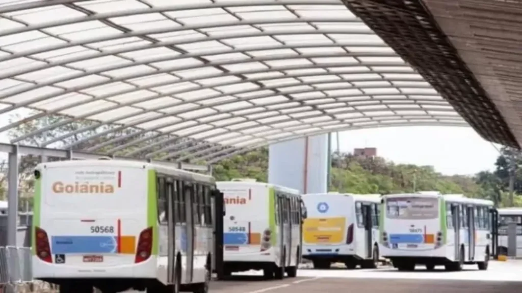 Greve dos ônibus de Goiânia é suspensa após mediação no TRT‑GO 4 Foto: CMTC/Reprodução